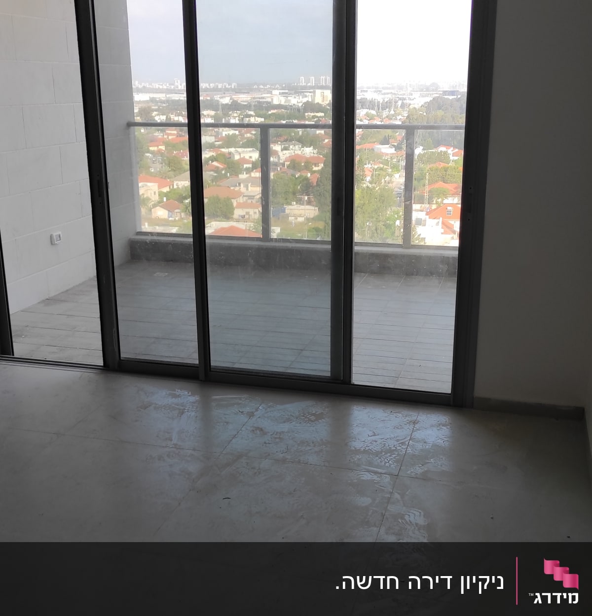 רצפה מלוכלכת עם סימני ניקוי בחדר ריק